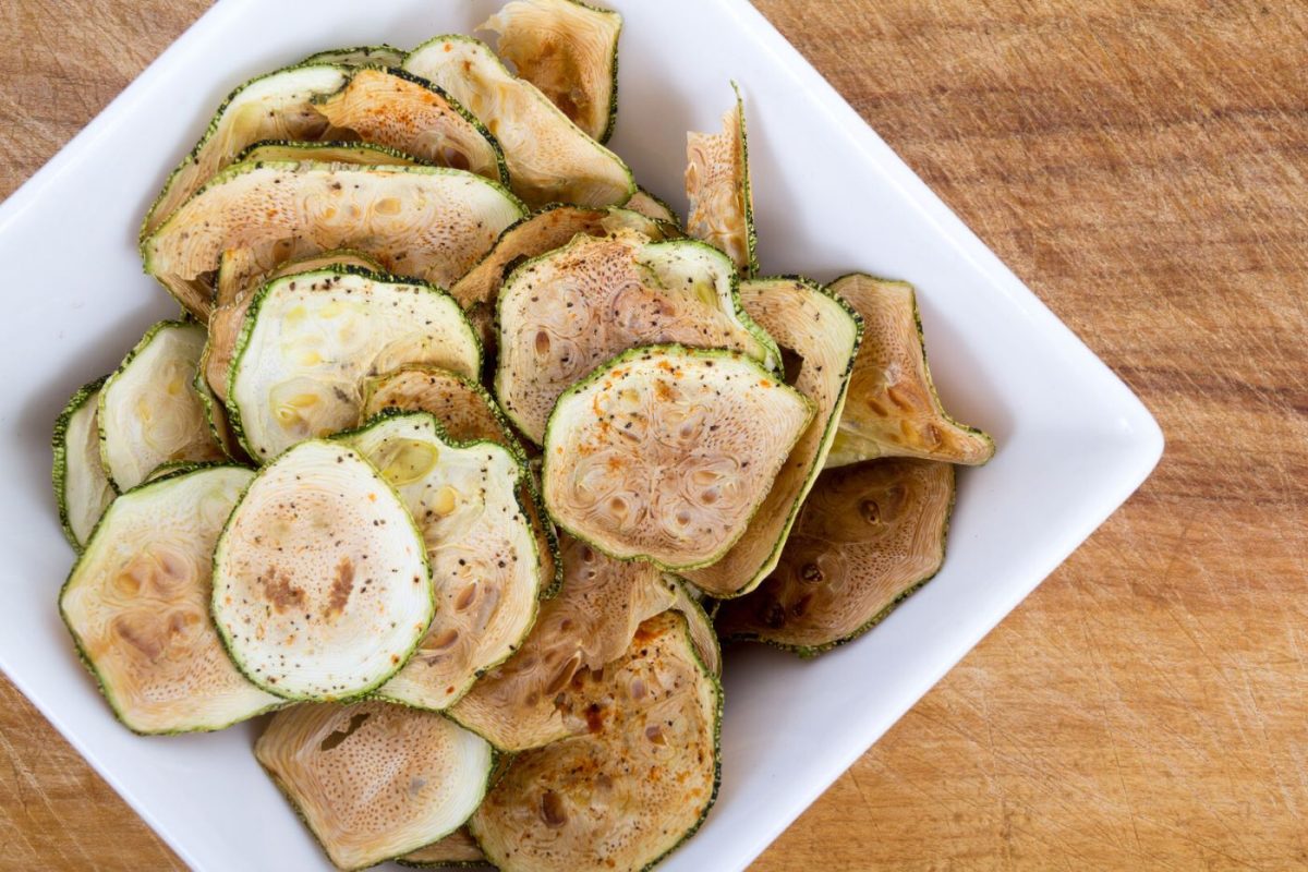 fettine di zucchine sottili al forno, su piatto bianco