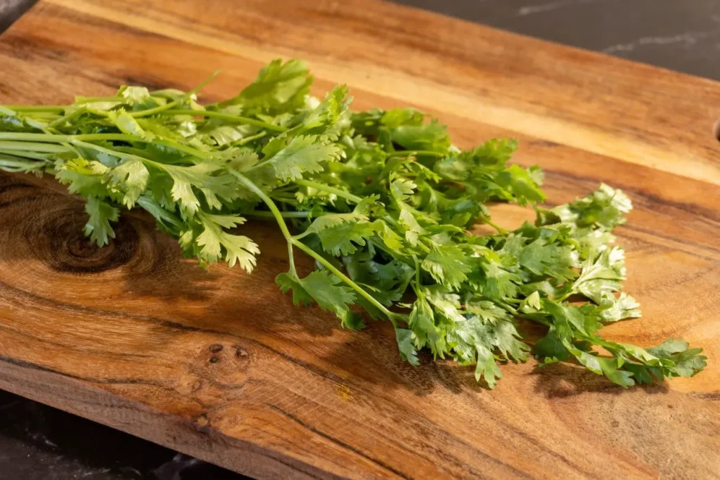 prezzemolo verde su tagliere in legno