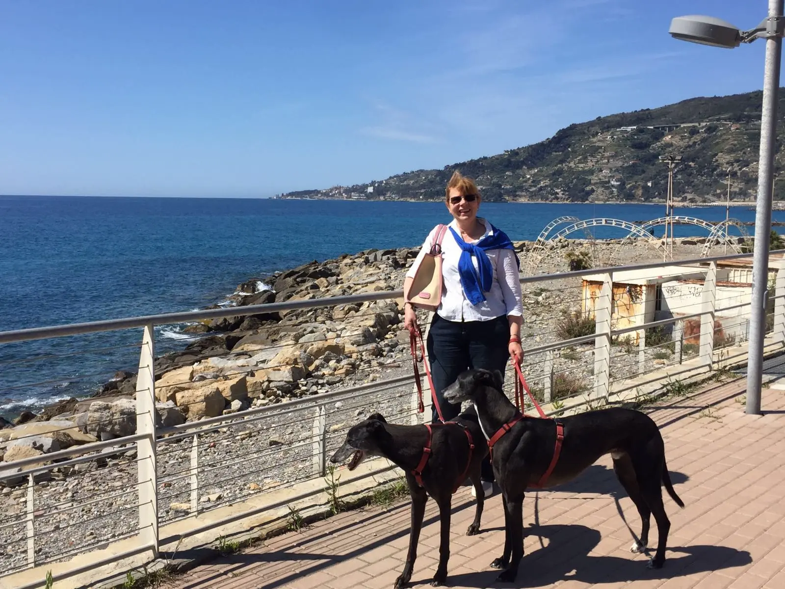 Elena con i suoi levrieri i estate , lungo la passeggiata al mare di Sanremo