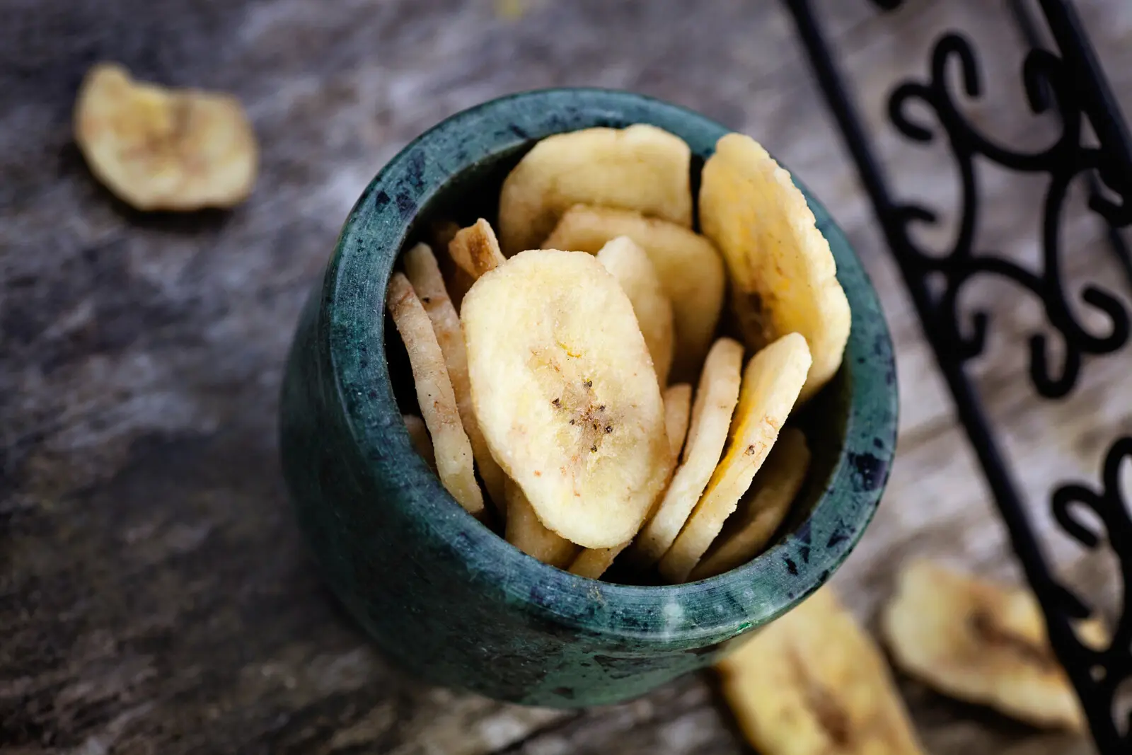 fette di banana in una ciotola azzurra