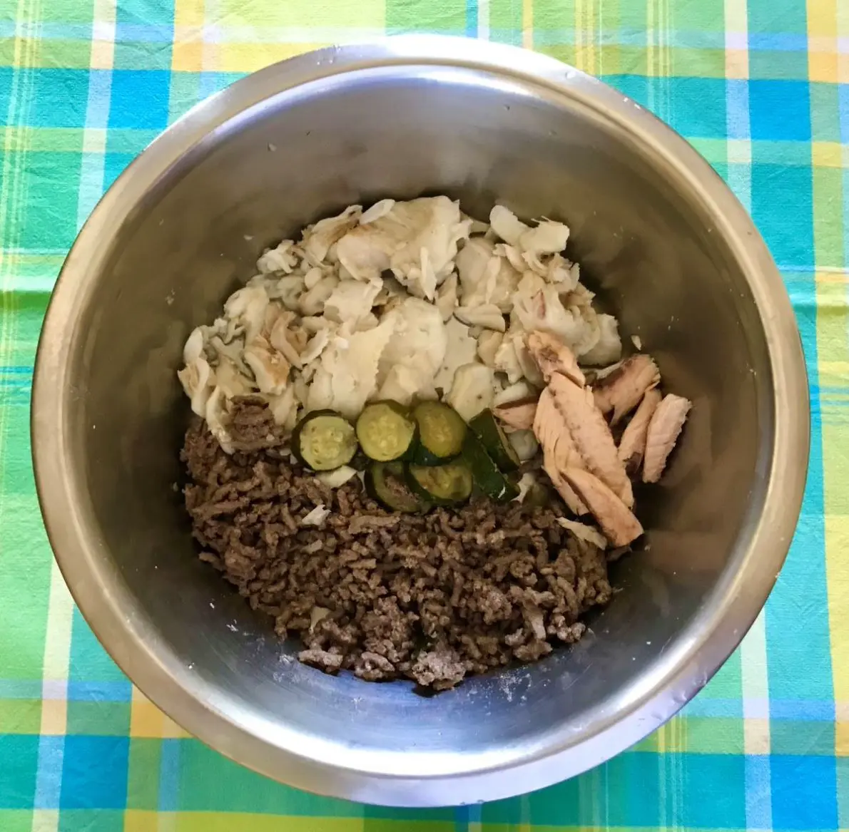 ciotola in alluminio, con ricetta estiva sgombro,