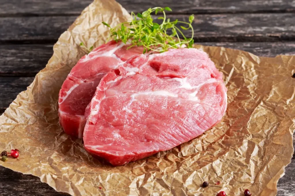 carne di maiale magra a fette, su carta oleata stropicciata