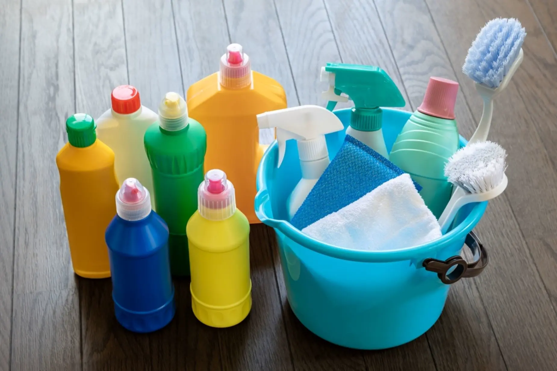 bottiglie e spray colorati per detergenti chimici per la casa