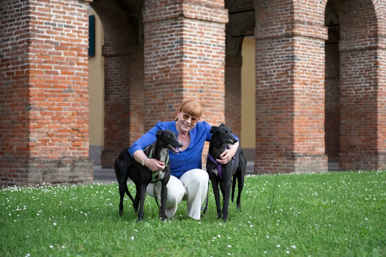 Elena, Lady e Rosie sullo sfondo della galleria di archi in mattoni rossi di sabbioneta