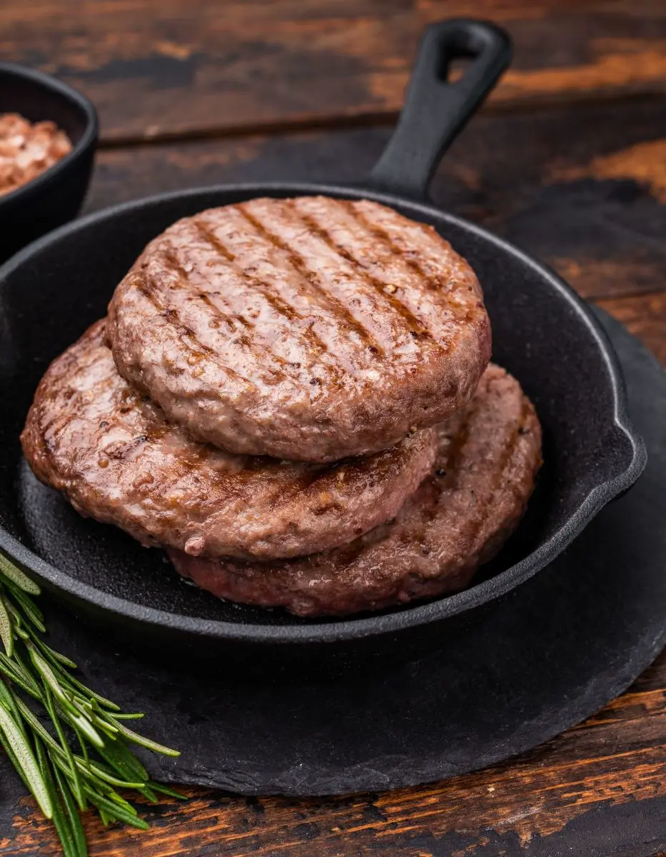 hamburger su padella di ghisa nera, foto ravvicinata