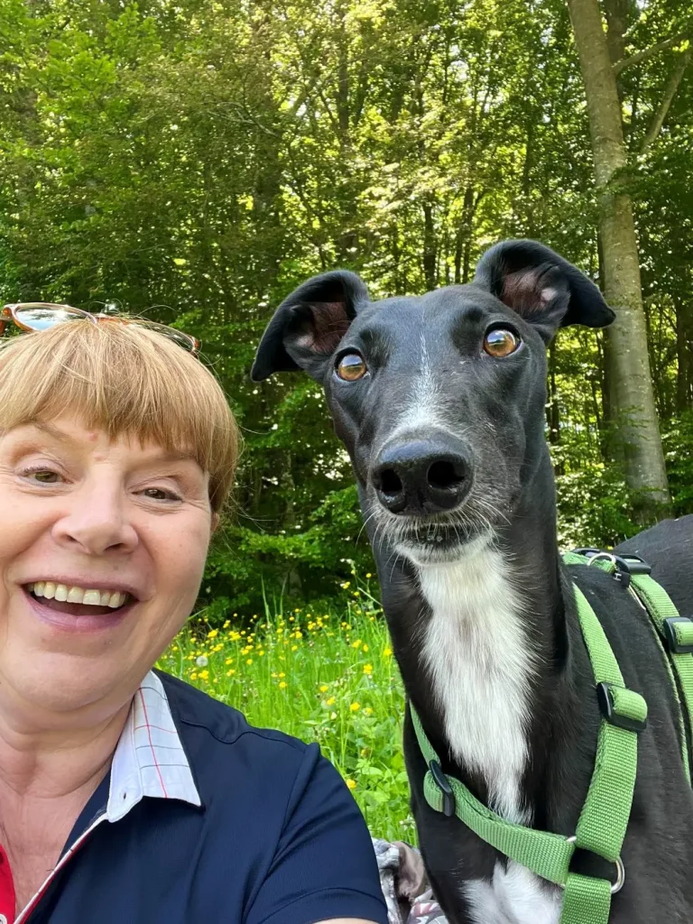 Elena e Rosie levriera nera selfie su sfondo bosco